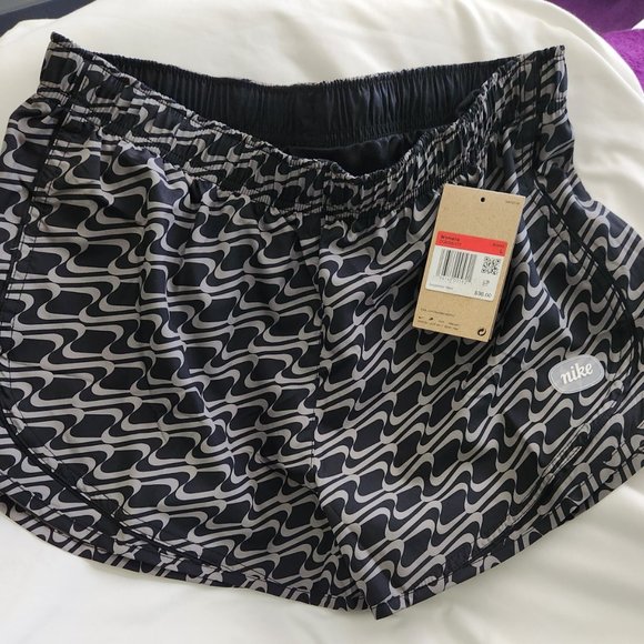 Nike Women Shorts - Picture 3 of 3